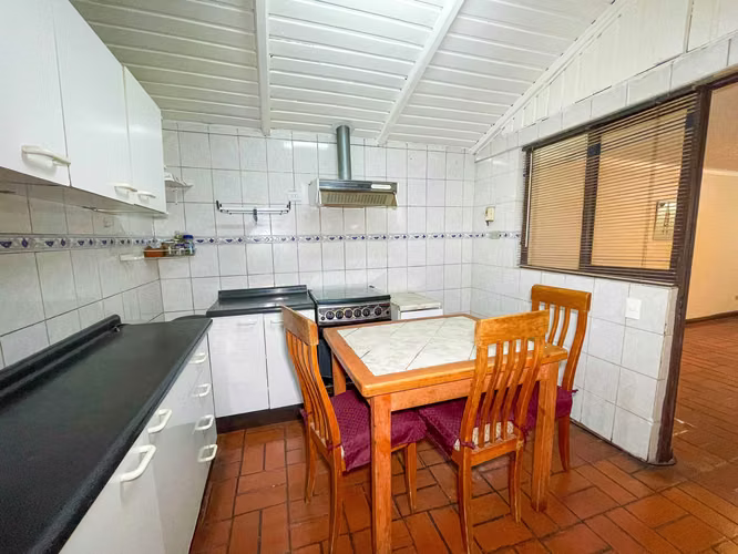 Espaciosa y Sólida Casa de 2 Pisos (173774)