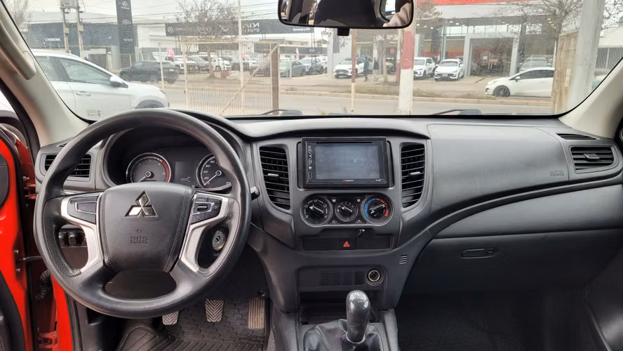 Mitsubishi L200 KATANA CRT 4X4 2.4 FULL MEC. 2.4 • 4WD • Mecánica • 2022 - Imagen 14