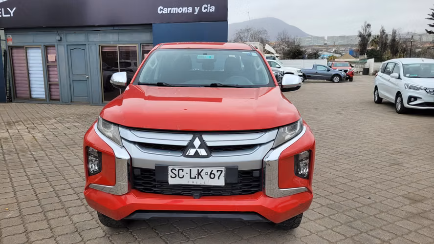 Mitsubishi L200 KATANA CRT 4X4 2.4 FULL MEC. 2.4 • 4WD • Mecánica • 2022 - Imagen 2