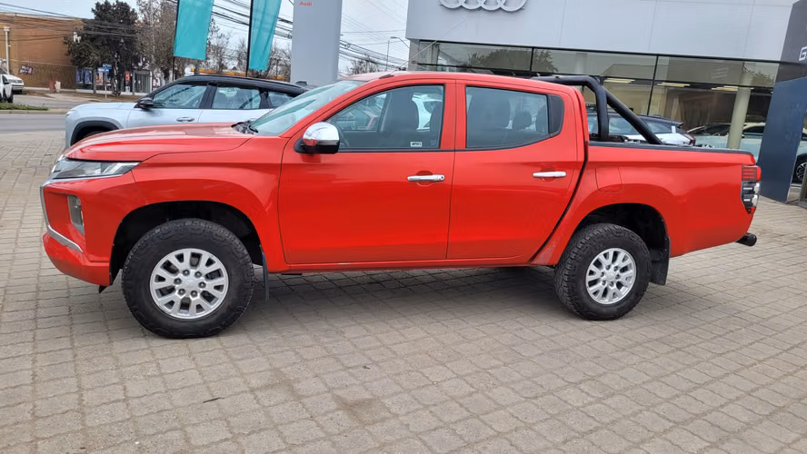 Mitsubishi L200 KATANA CRT 4X4 2.4 FULL MEC. 2.4 • 4WD • Mecánica • 2022 - Imagen 5