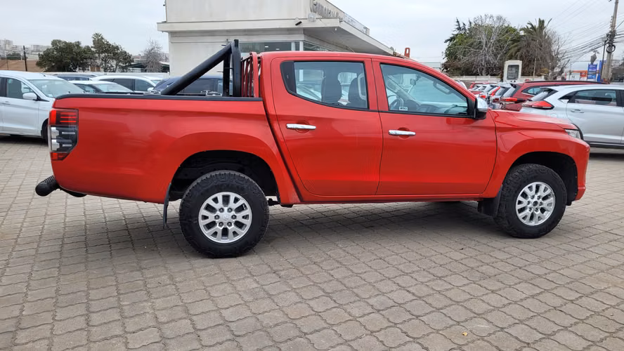 Mitsubishi L200 KATANA CRT 4X4 2.4 FULL MEC. 2.4 • 4WD • Mecánica • 2022 - Imagen 4