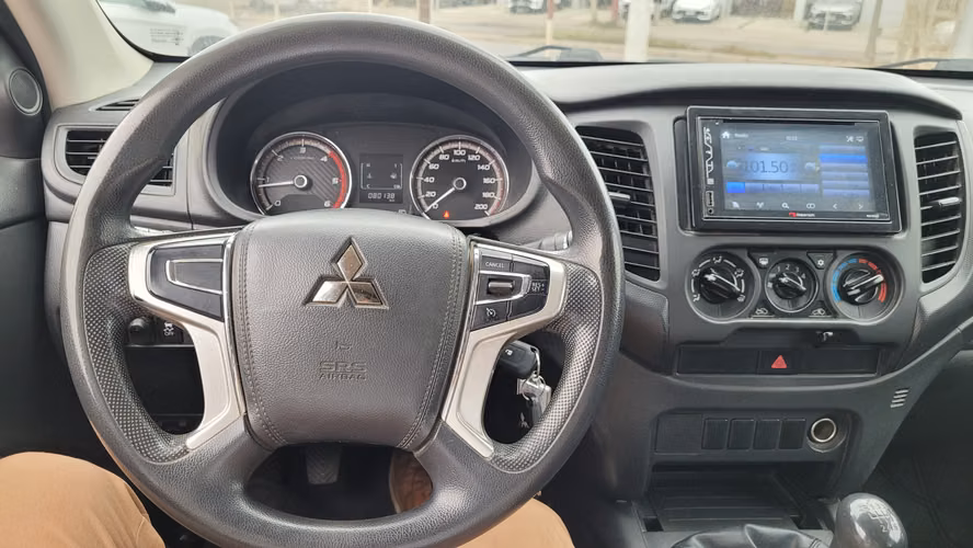 Mitsubishi L200 KATANA CRT 4X4 2.4 FULL MEC. 2.4 • 4WD • Mecánica • 2022 - Imagen 13