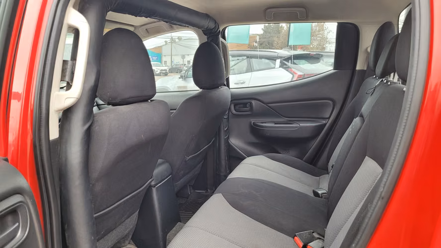 Mitsubishi L200 KATANA CRT 4X4 2.4 FULL MEC. 2.4 • 4WD • Mecánica • 2022 - Imagen 12