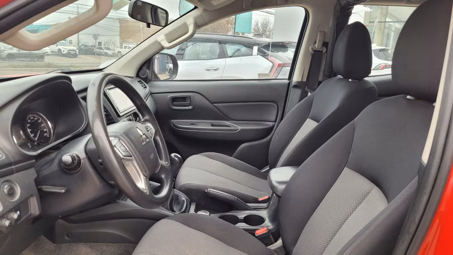 Mitsubishi L200 KATANA CRT 4X4 2.4 FULL MEC. 2.4 • 4WD • Mecánica • 2022 - Imagen 10