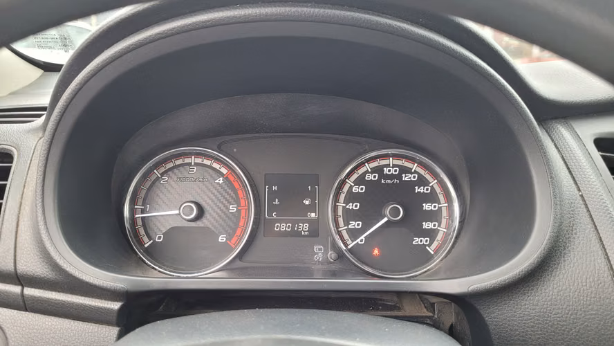 Mitsubishi L200 KATANA CRT 4X4 2.4 FULL MEC. 2.4 • 4WD • Mecánica • 2022 - Imagen 11