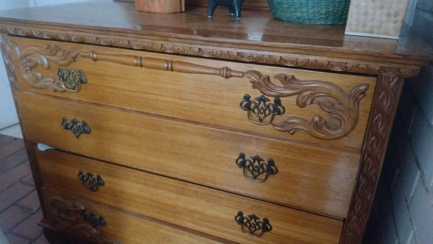 Cómoda de madera antigua