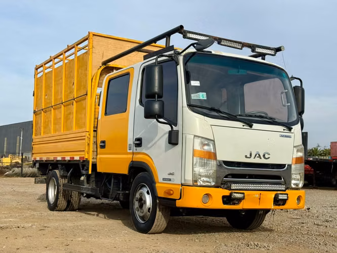 2022 Camión Jac Urban HFC 1042 Doble Cabina con Carrocería Baranda Alta