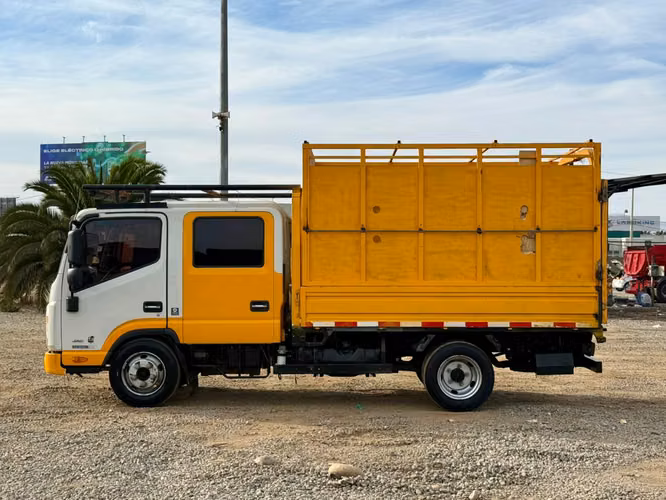 2022 Camión Jac Urban HFC 1042 Doble Cabina con Carrocería Baranda Alta