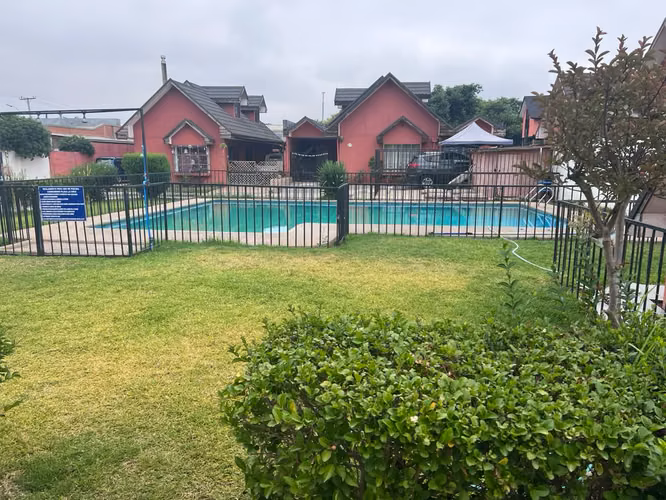 SE VENDE CASA EN CONDOMINIO PLAZA LA CRUZ