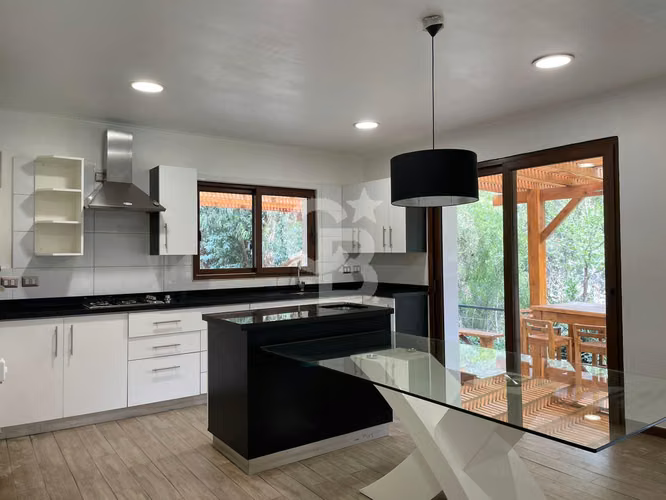 Hermosa Casa en Venta – El Arrayán, Lo Barnechea.CBG