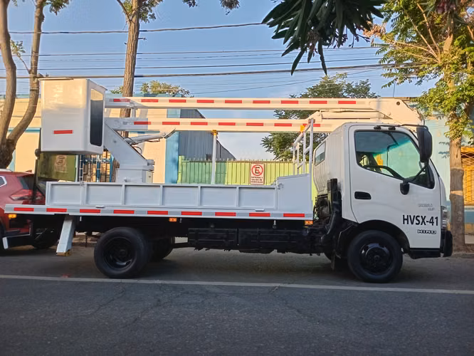 camión hidroelevador o camión grúa alza hombre o camión capacho HINO 300 xzu