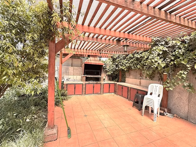 Venta de Casa en La Florida, 1000 m2, piscina próximo- Metro