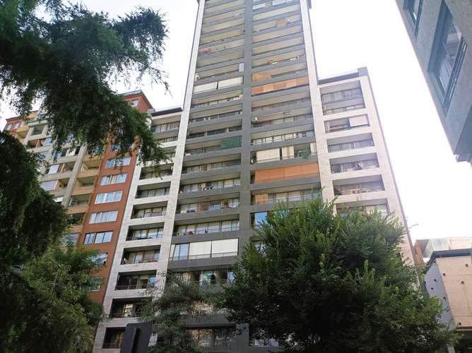 Frente a Plaza San Isidro. Metro Santa Lucia (174101)