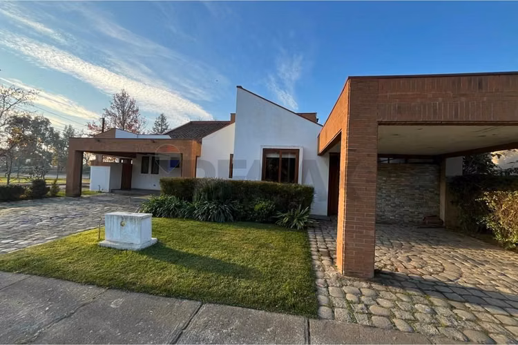 Se vende casa en jardin esmeralda las rastras