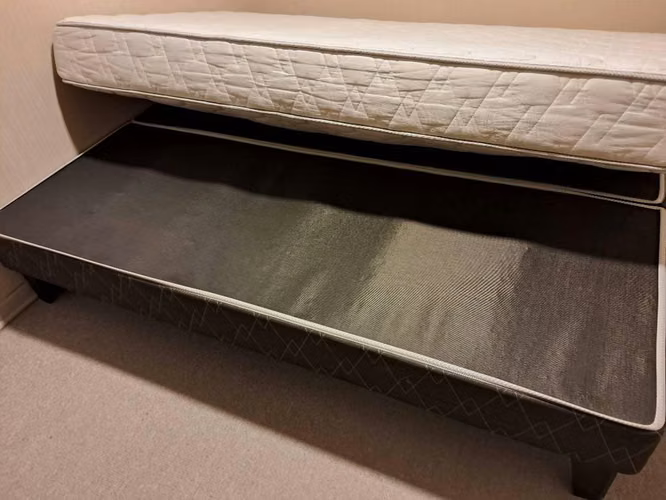 Se vende cama de dos plazas.