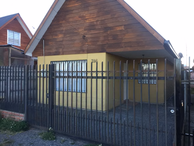 Vendo casa Villa don Ambrosio, dos dormitorios, un baño, estacionamiento. Estufa a pellet y Aire acondicionado.
