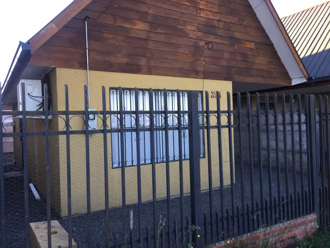 Vendo casa Villa don Ambrosio, dos dormitorios, un baño, estacionamiento. Estufa a pellet y Aire acondicionado.