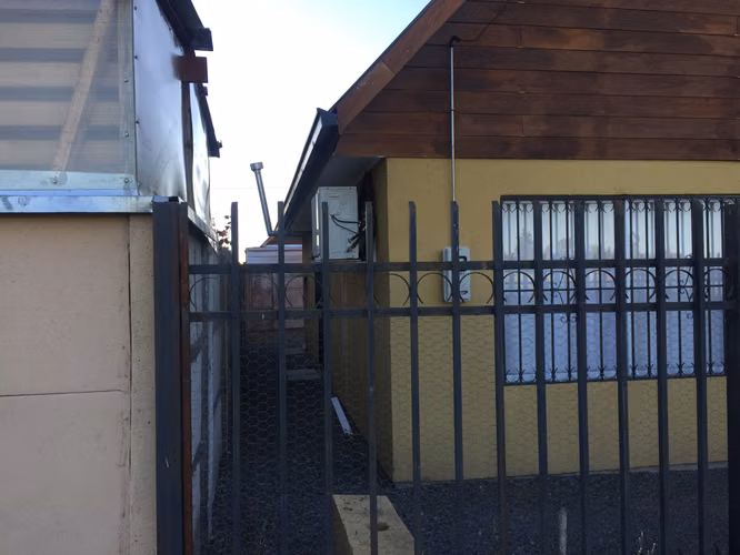 Vendo casa Villa don Ambrosio, dos dormitorios, un baño, estacionamiento. Estufa a pellet y Aire acondicionado.
