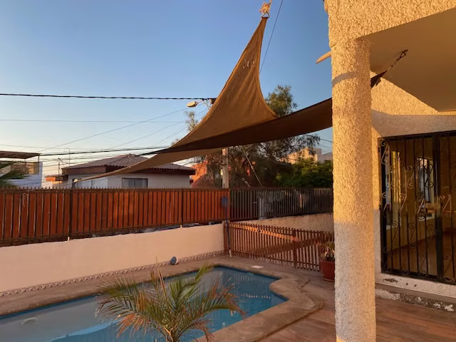 Se vende Exclusiva Casa Jardines del Sur, Áreas Verdes y Piscina.