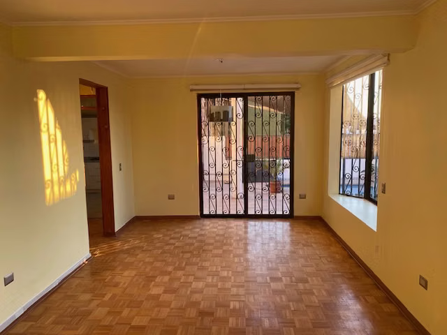 Se vende Exclusiva Casa Jardines del Sur, Áreas Verdes y Piscina.