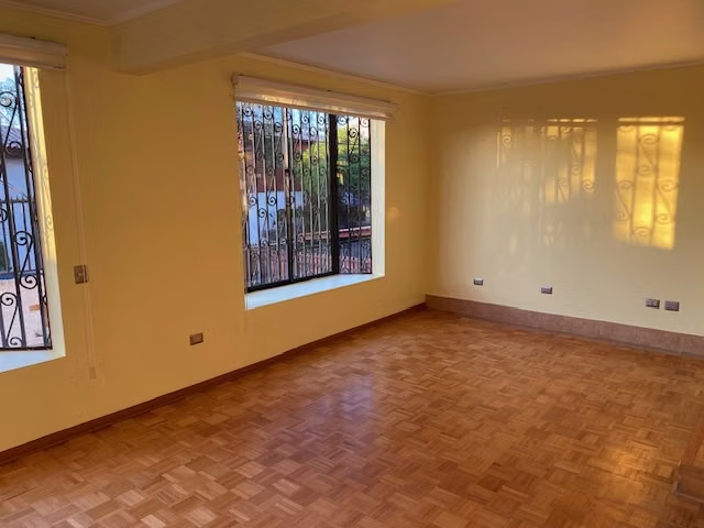 Se vende Exclusiva Casa Jardines del Sur, Áreas Verdes y Piscina.
