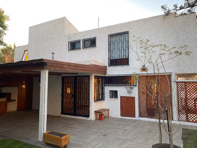 Se vende Exclusiva Casa Jardines del Sur, Áreas Verdes y Piscina.