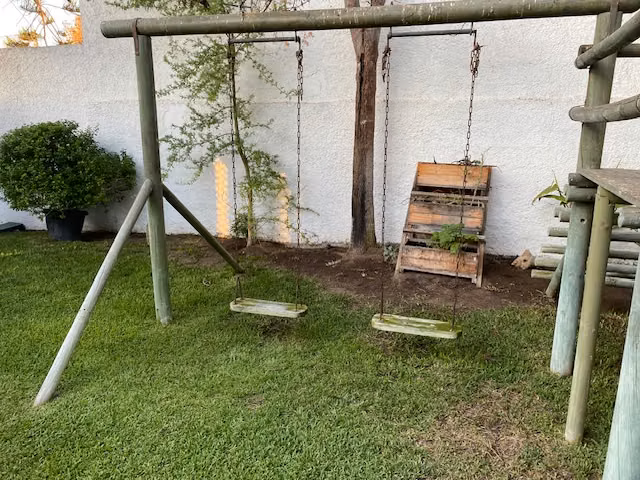 Se vende Exclusiva Casa Jardines del Sur, Áreas Verdes y Piscina.
