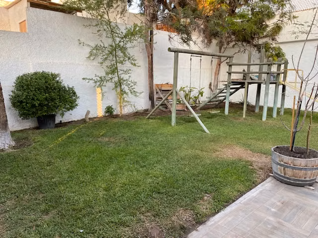 Se vende Exclusiva Casa Jardines del Sur, Áreas Verdes y Piscina.