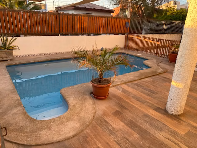 Se vende Exclusiva Casa Jardines del Sur, Áreas Verdes y Piscina.