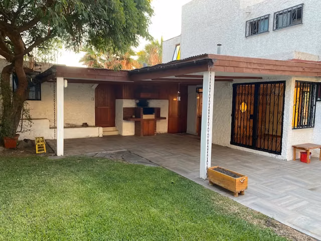 Se vende Exclusiva Casa Jardines del Sur, Áreas Verdes y Piscina.