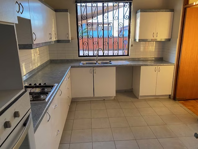 Se vende Exclusiva Casa Jardines del Sur, Áreas Verdes y Piscina.