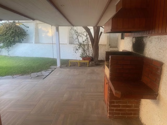 Se vende Exclusiva Casa Jardines del Sur, Áreas Verdes y Piscina.