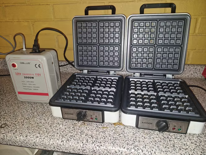 SE VENDEN 02 WAFLERAS AICOOK-AC-A131-Y TRASNFORMADOR 220 A 110 VOLT