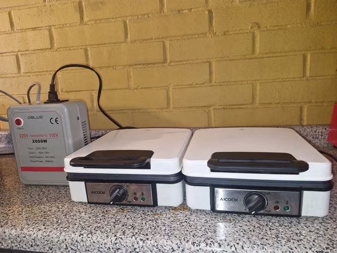 SE VENDEN 02 WAFLERAS AICOOK-AC-A131-Y TRASNFORMADOR 220 A 110 VOLT