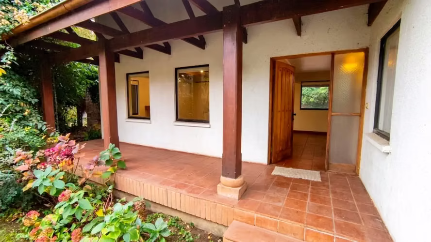 arriendo amplia casa con quincho y piscina