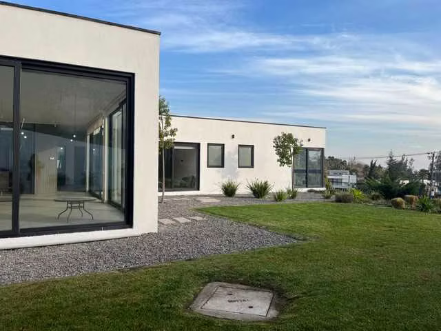 Moderna Casa con Excelente Conectividad (174425)