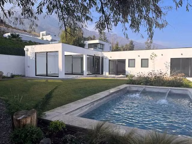 Moderna Casa con Excelente Conectividad (174425)