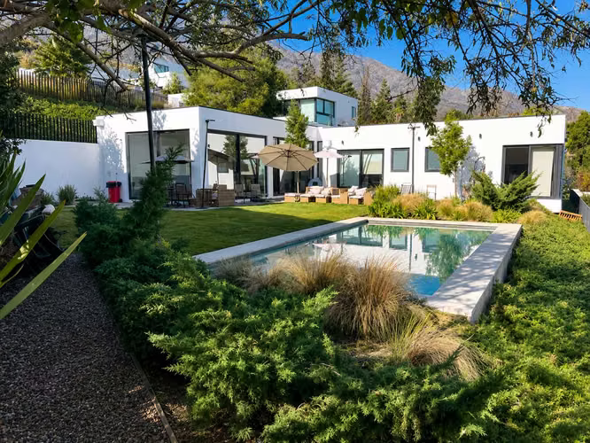 Moderna Casa con Excelente Conectividad (174425)