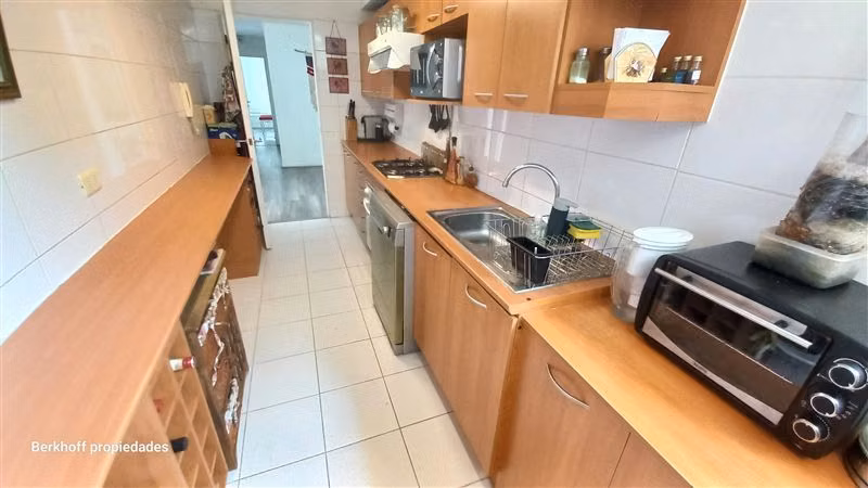 Dpto, 3 dorm. 2 baños, 2 estac. y bodega, en Lo Barnechea - Imagen 8