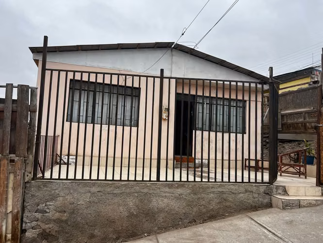 Se vende terreno de 260 m2 con casa antigua.