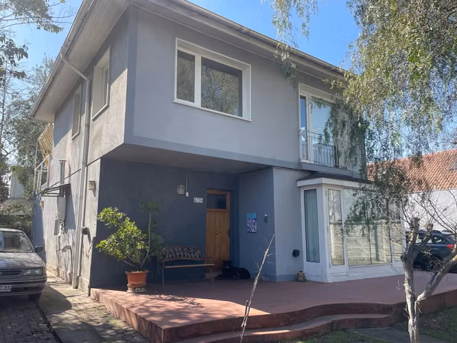 VENTA AMPLIA CASA 5DO  4BA EXCELENTE UBICACION
