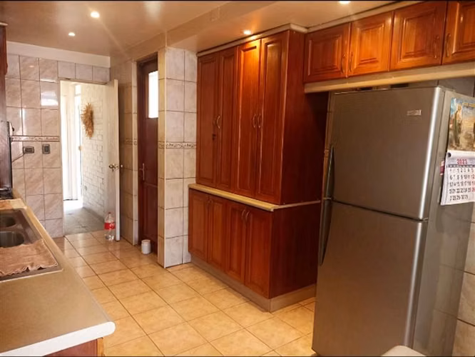 Casa en venta de 5 dorm, 2 baños más servicios en La Reina - Imagen 9