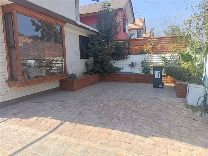 Casa en venta de 5 dorm, 2 baños más servicios en La Reina - Imagen 3