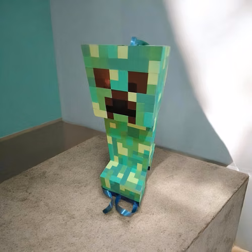 Piñatas, maquetas, personajes de cartón