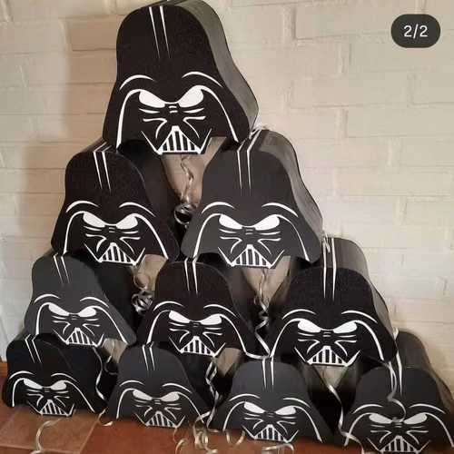Piñatas, maquetas, personajes de cartón