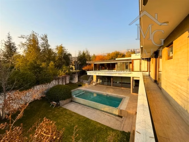 Casa en arriendo de 5 dorm + estar . chicureo Colina