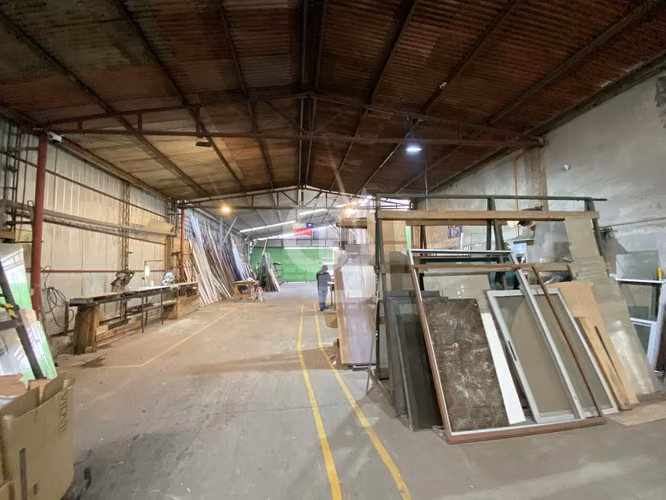 Galpon Comercial de 556 mts2 en pleno centro