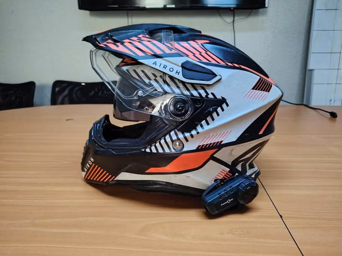 Casco airoh commander 2