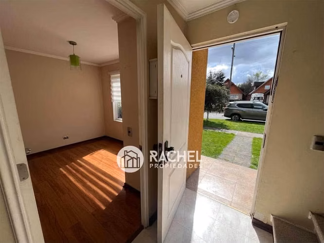 SE ARRIENDA IMPECABLE CASA 4 Dormitorios-Barrio Las Encinas