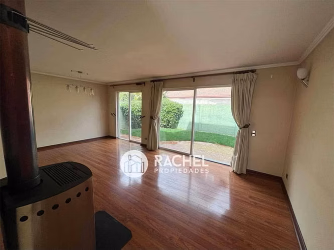 SE ARRIENDA IMPECABLE CASA 4 Dormitorios-Barrio Las Encinas